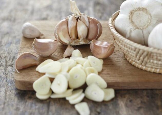 Knoflook voor het bereiden van een rub die effectief is bij de behandeling van artrose van het kniegewricht